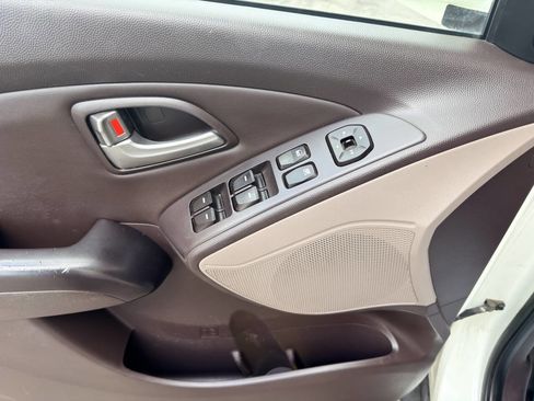 Used 2011 Hyundai Tucson GLS image 11