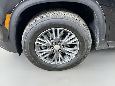 Used 2025 Chevrolet Traverse LT image 8