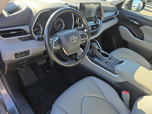 Used 2021 Toyota Highlander XLE image 9