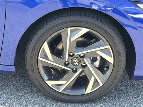 Certified 2025 Hyundai Elantra SEL image 12