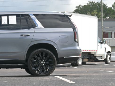 Used 2022 Cadillac Escalade Premium Luxury AWD/4WD image 6