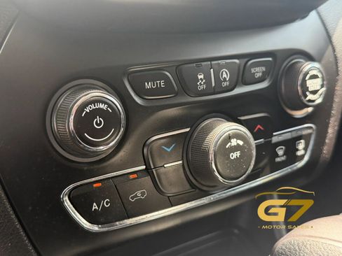 Used 2019 Jeep Cherokee Latitude w/ Popular Appearance Group FWD image 23