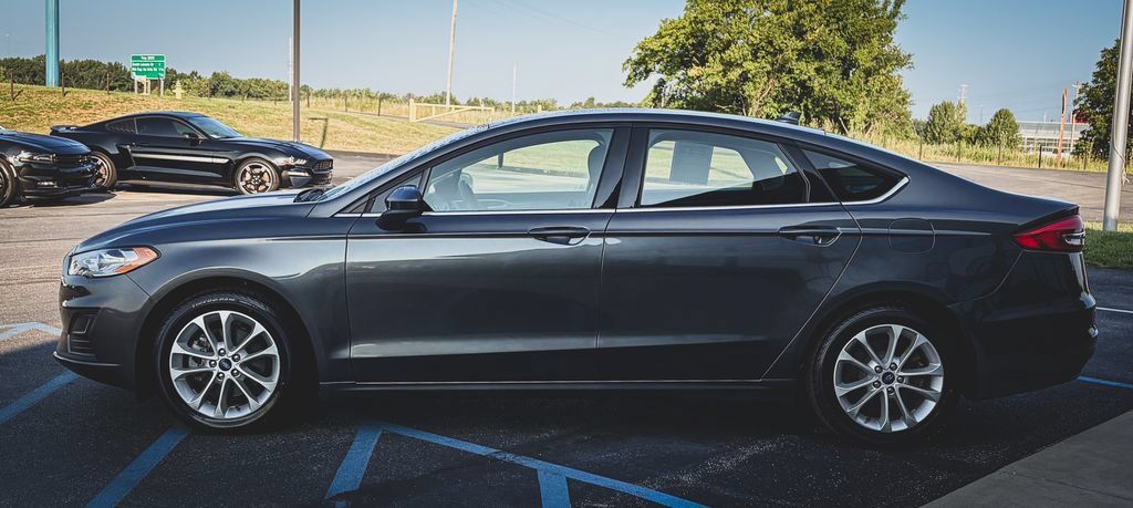 Used 2020 Ford Fusion SE FWD image 15