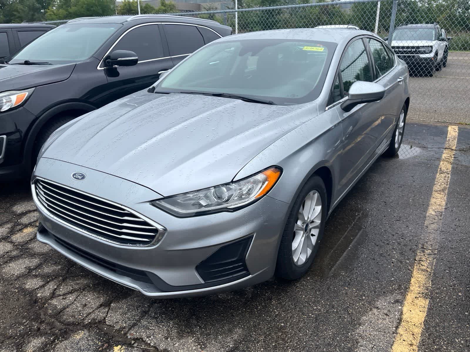 Used 2020 Ford Fusion SE FWD image 2