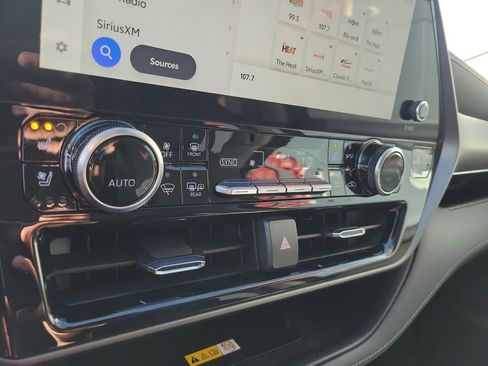 Used 2023 Toyota Highlander Limited image 22