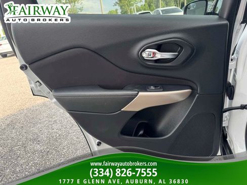 Used 2017 Jeep Cherokee Sport FWD image 27