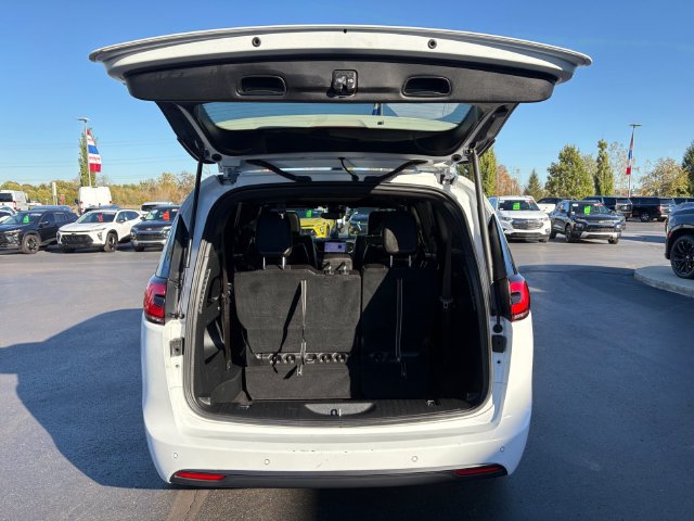 Used 2025 Chrysler Pacifica Limited FWD image 17