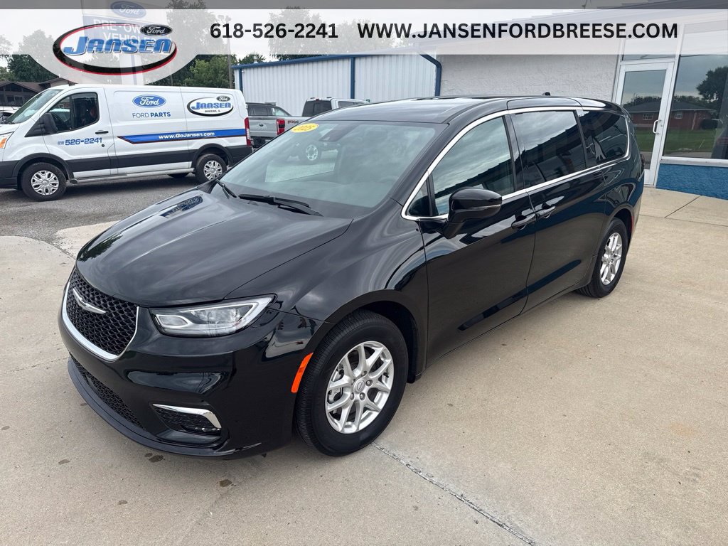Used 2025 Chrysler Pacifica Select FWD image 3