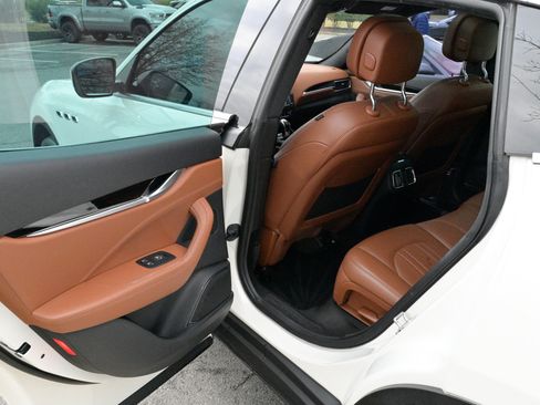 Certified 2018 Maserati Levante image 35