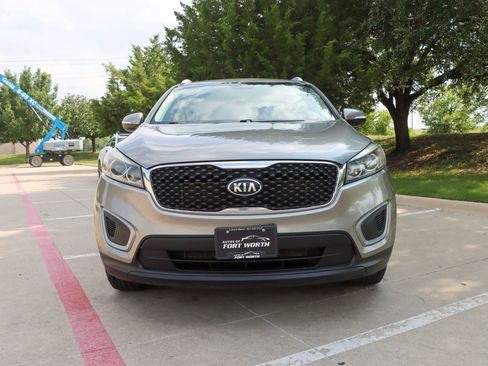 Used 2017 Kia Sorento FWD image 2