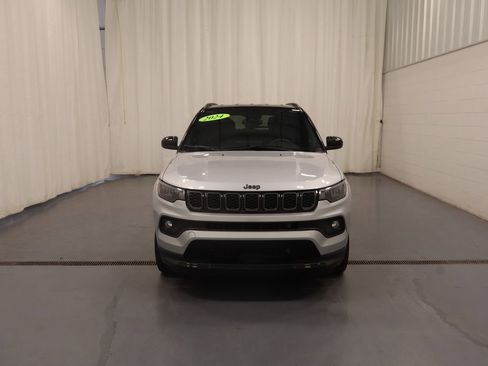 Used 2024 Jeep Compass Latitude w/ Convenience Group AWD/4WD image 3