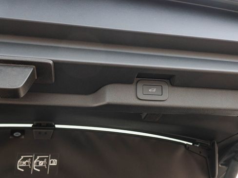 New 2026 Land Rover Discovery S image 28