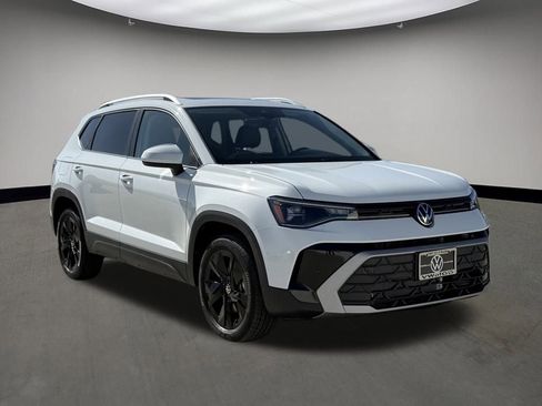 New 2026 Volkswagen Taos SE FWD image 1