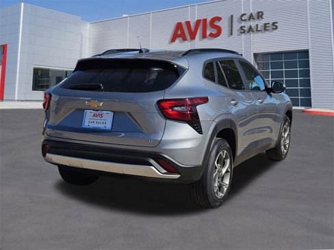 Used 2025 Chevrolet Trax LT w/ LT Convenience Package image 6