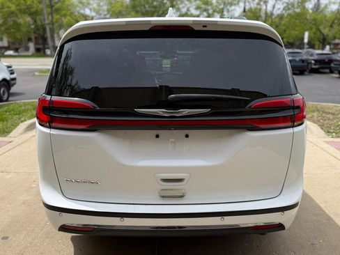 Used 2022 Chrysler Pacifica Touring FWD image 6