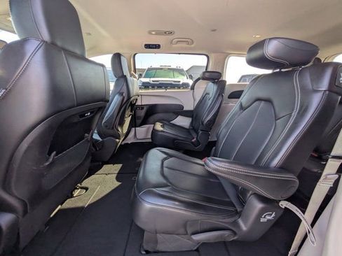 Used 2024 Chrysler Pacifica Touring-L image 11