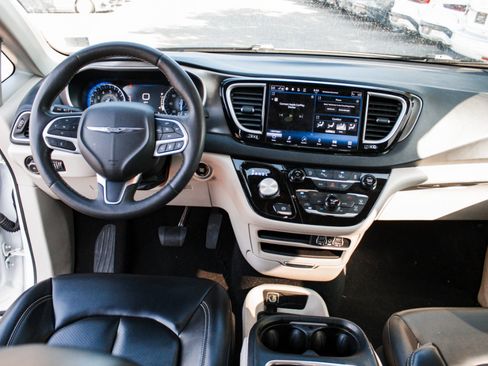 Used 2023 Chrysler Pacifica Touring-L FWD image 25