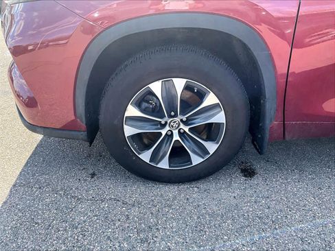 Certified 2024 Toyota Highlander XLE image 4