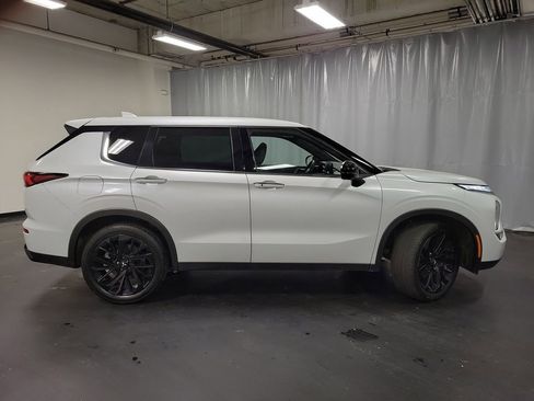 Used 2023 Mitsubishi Outlander SE image 9