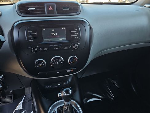 Used 2016 Kia Soul + image 19