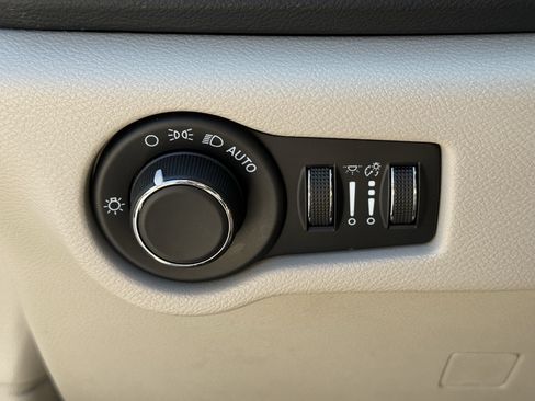 Used 2023 Chrysler Voyager LX FWD image 25