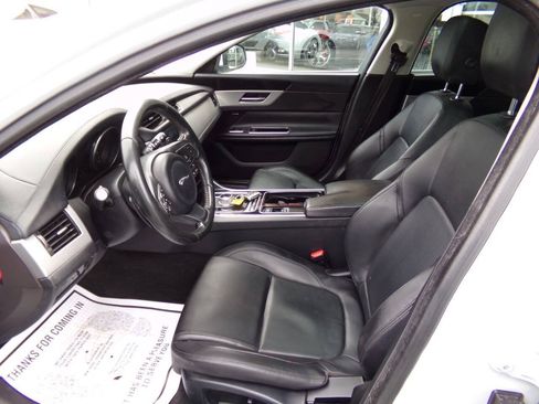 Used 2016 Jaguar XF Premium RWD image 8