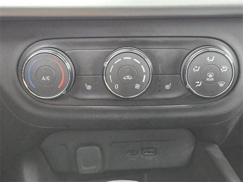 Certified 2024 Chevrolet Trax RS w/ Sunroof Package image 19