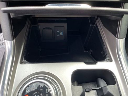 Used 2020 Ford Explorer XLT w/ Equipment Group 202A AWD/4WD image 14