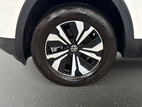 Certified 2024 Volkswagen Atlas SE image 9