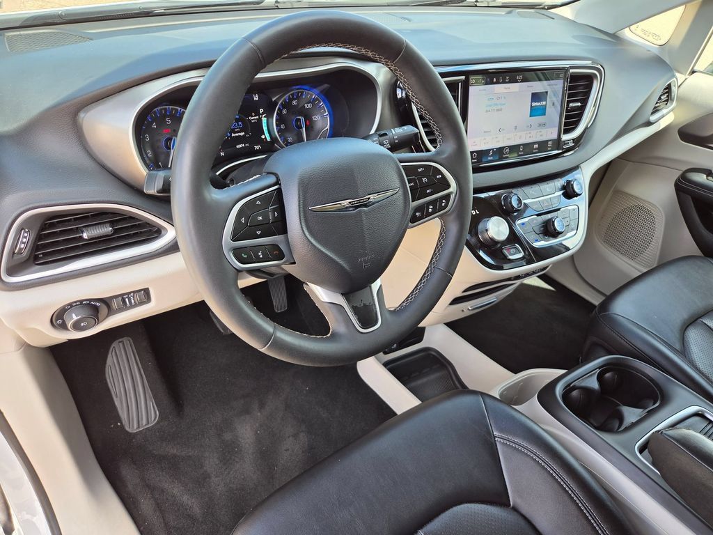 Used 2024 Chrysler Pacifica Touring-L FWD image 14