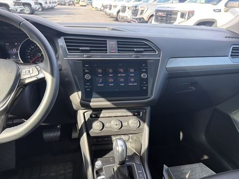 Used 2020 Volkswagen Tiguan SE w/ Panoramic Sunroof Package FWD image 30