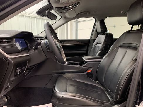 Used 2023 Jeep Grand Cherokee Limited w/ Black Appearance Package AWD/4WD image 4