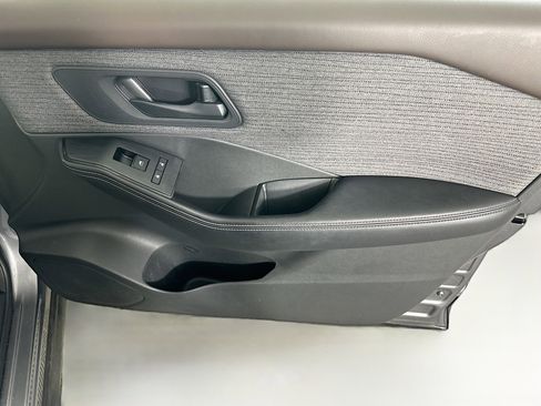 Used 2021 Nissan Rogue S image 29