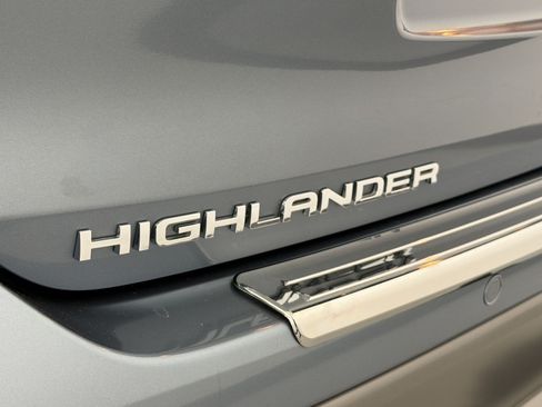 Used 2024 Toyota Highlander FWD image 33