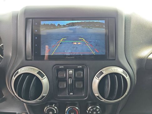 Used 2018 Jeep Wrangler Unlimited Sahara w/ Connectivity Group AWD/4WD image 22