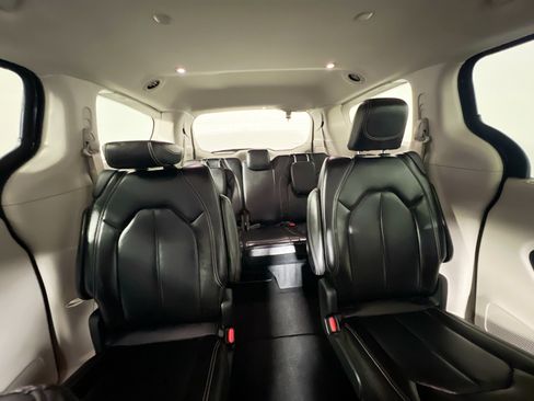 Used 2023 Chrysler Pacifica Touring-L FWD image 33