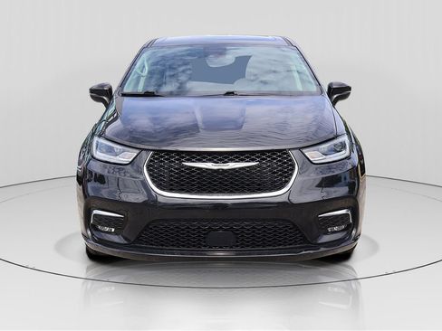 Used 2023 Chrysler Pacifica Touring-L FWD image 2