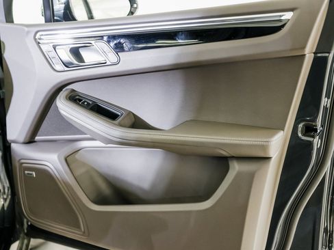 Certified 2025 Porsche Macan image 27