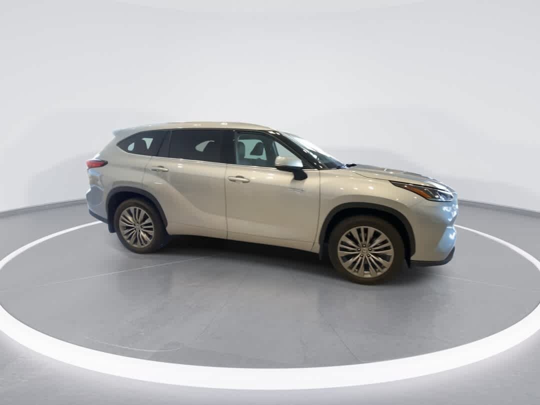Used 2021 Toyota Highlander Platinum AWD/4WD image 2