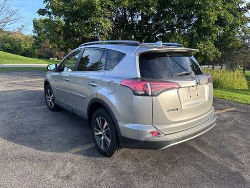 Used 2017 Toyota RAV4 XLE AWD/4WD image 5