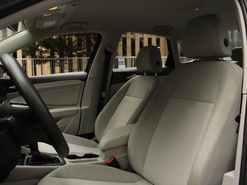 Used 2019 Volkswagen Jetta SE FWD image 16