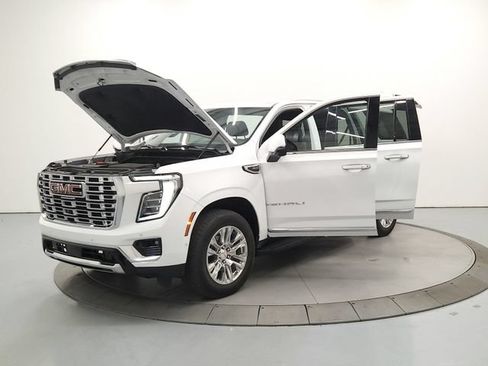 Used 2025 GMC Yukon XL Denali AWD/4WD image 12