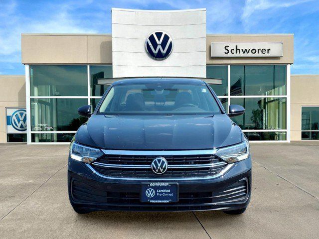 Certified 2023 Volkswagen Jetta SE FWD image 3