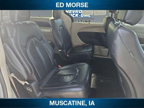 Used 2022 Chrysler Pacifica Touring-L FWD image 17