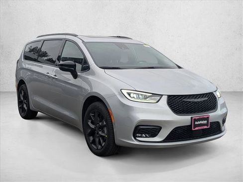 New 2026 Chrysler Pacifica Limited image 6