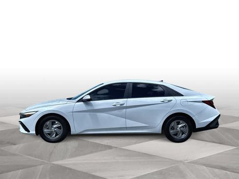 Used 2025 Hyundai Elantra SE FWD image 5