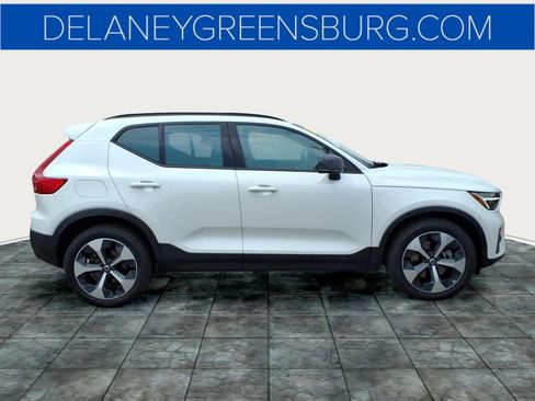 Used 2023 Volvo XC40 B5 Plus w/ Driver Assist Package AWD/4WD image 2