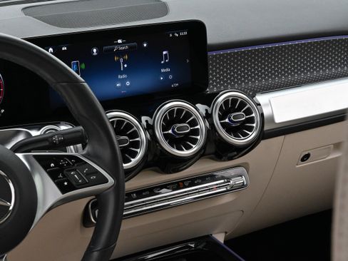 Used 2024 Mercedes-Benz GLB 250 image 41