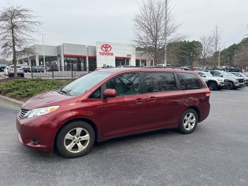 Used 2013 Toyota Sienna LE image 3