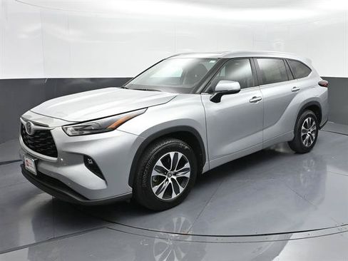 Certified 2025 Toyota Highlander XLE FWD image 1